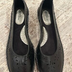NIB White Mountain Women’s Black Lazer Cut Leather Slip On Flats Shoes Sz 11M